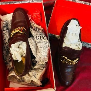 Gucci Men's Burgundy Leather Loafers with Gold Chain